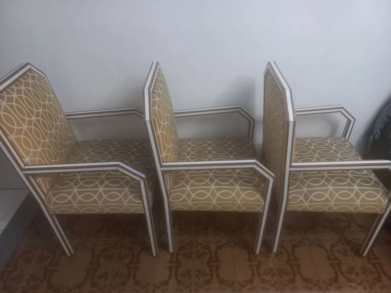 3 CADEIRAS  ESTOFADAS TECIDO AMARELO  - Foto 2