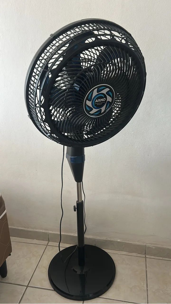 Ventilador arno com pé e 6 pas 