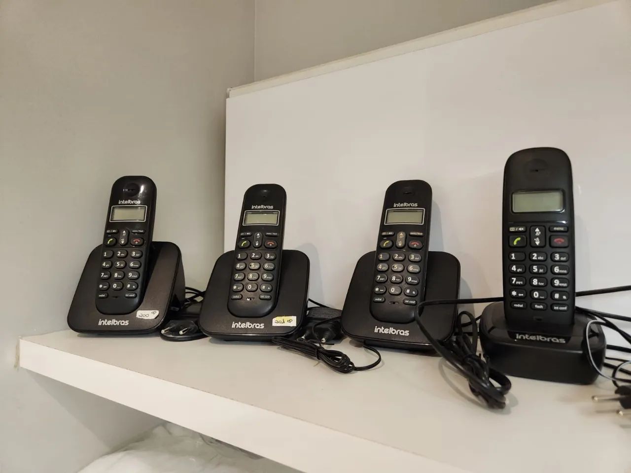 Vendo telefones que se intercomunicam 
