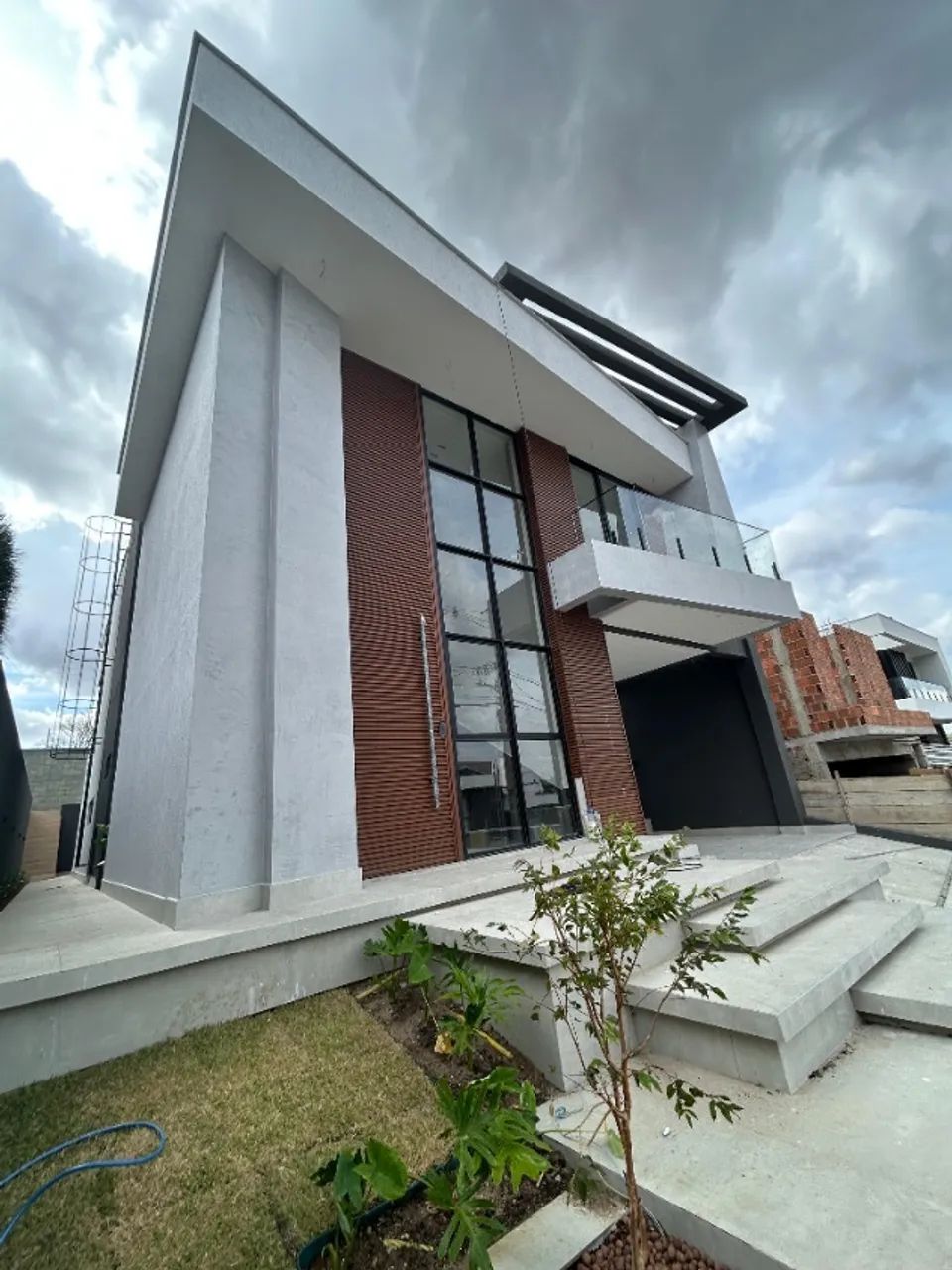 Terras Alphaville- 287m², 5 Suítes, Varanda, Escritório. -Próximo ao catolé 