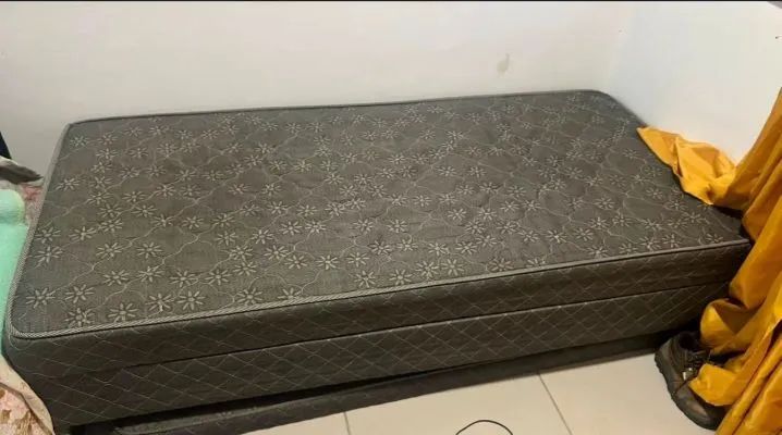 Cama de solteiro com auxiliar e baú 