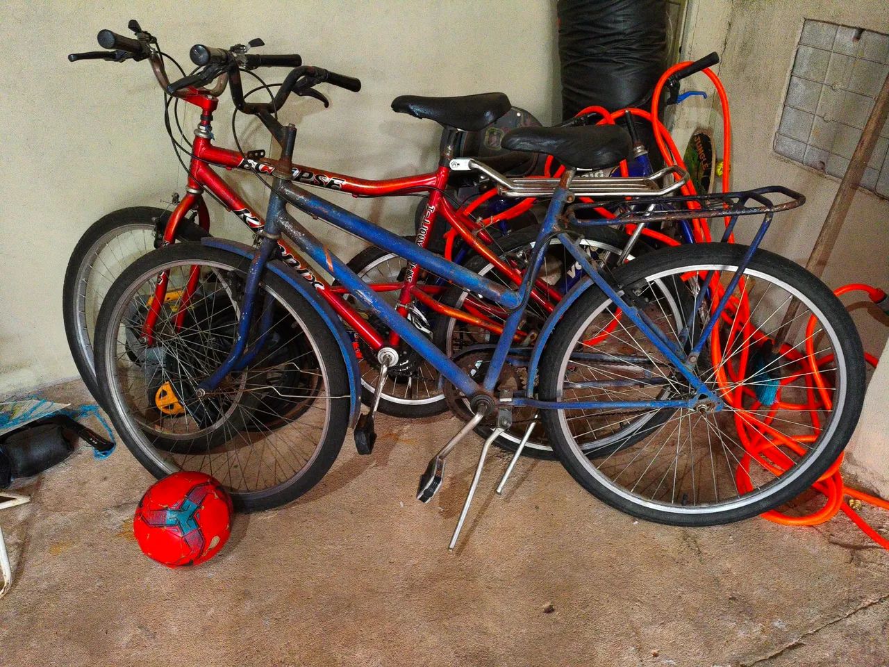 Vende-se duas bicicletas usadas 