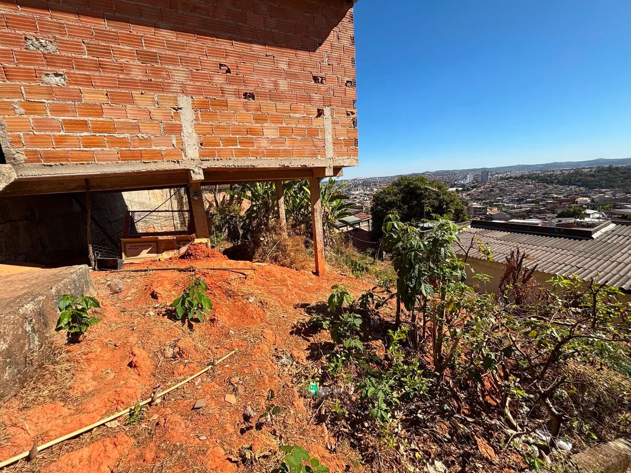 Lote todo murado com garagem para 2 veículos. - Foto 3