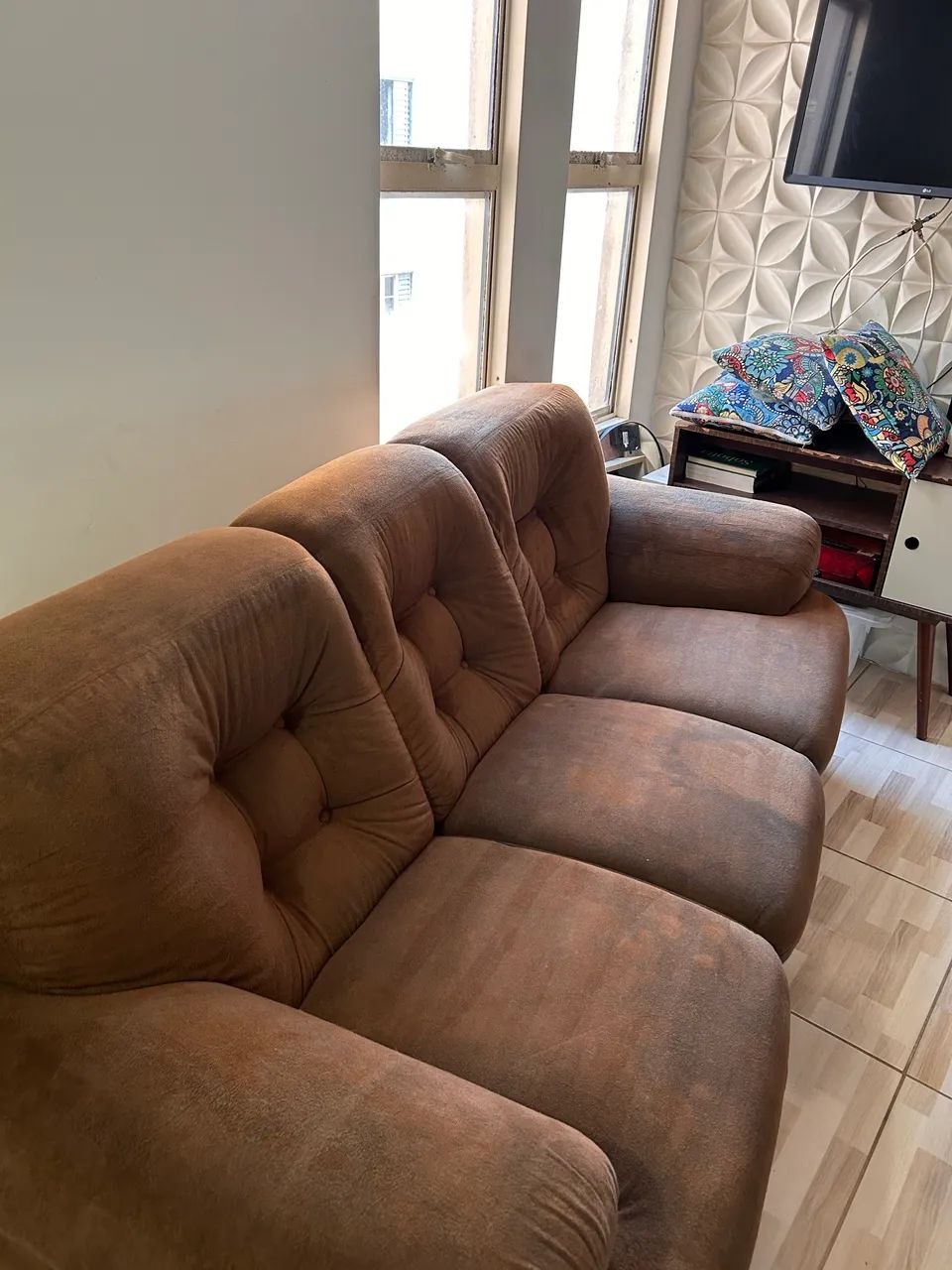Sofá marrom 3 lugares  - Foto 4
