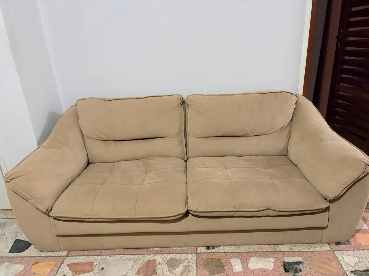 Sofá 3 lugares confortável e sofisticado 
