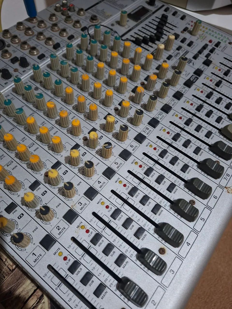 Mesa de som Behringer usada. - Foto 3
