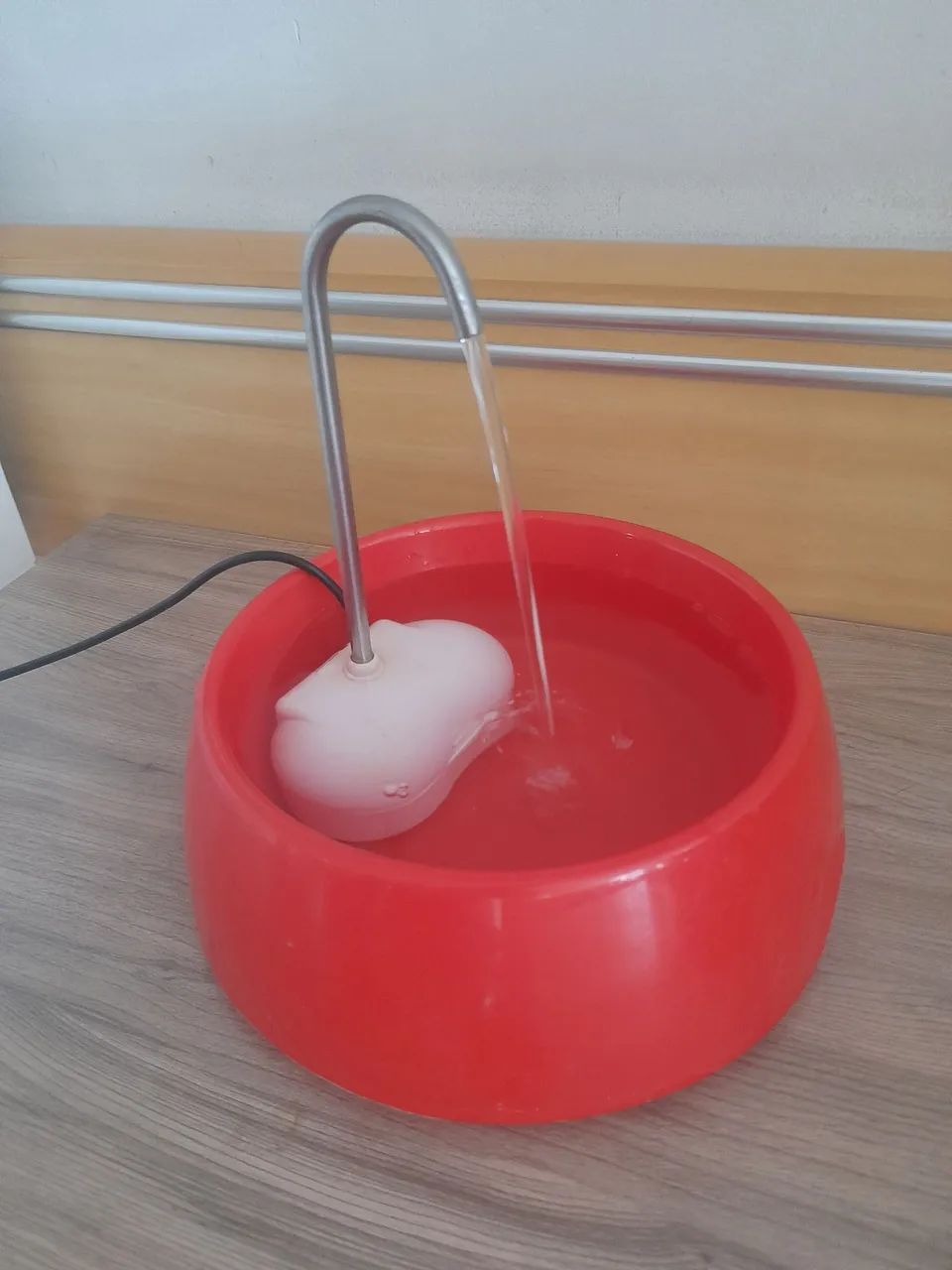 Bebedouro para animais de estimação com fonte