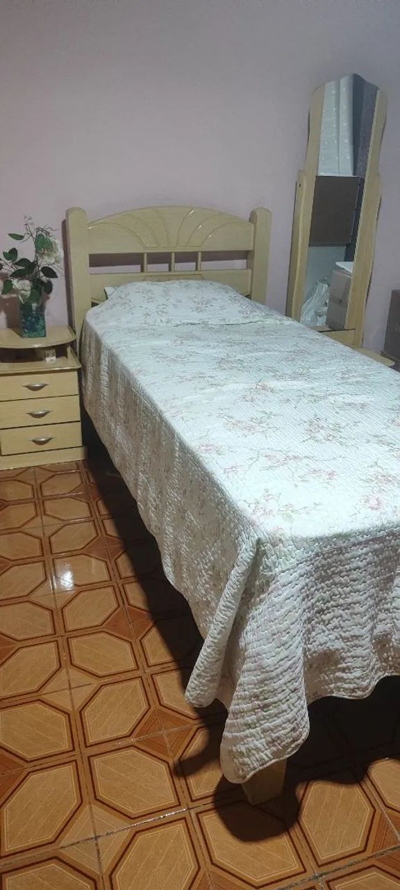 Cama solteiro, mesa lateral, espelho 