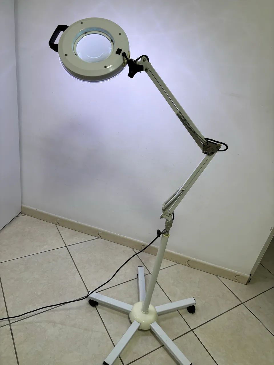 Lupa com Led para Podologia e Estética - Marca Ester - Foto 2