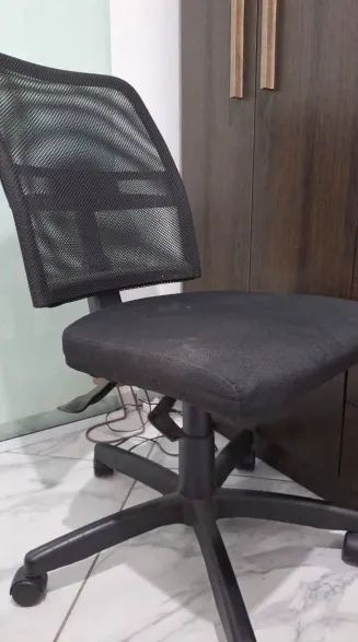 Swivel Office Chair with Mesh Backrest
