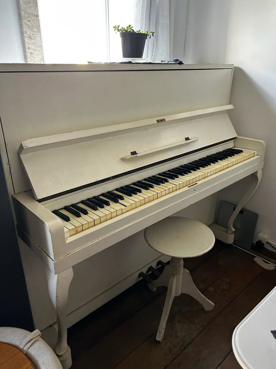 Piano branco 