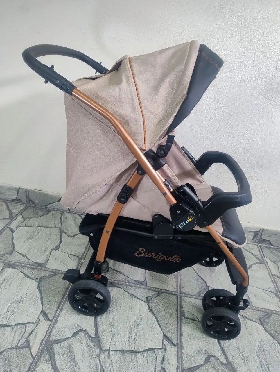 Carrinho de Bebê com Bebê Conforto Burigotto