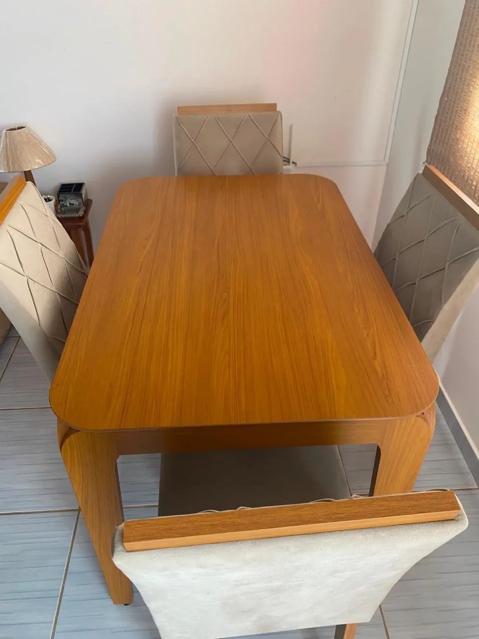 Mesa com quatro cadeiras 