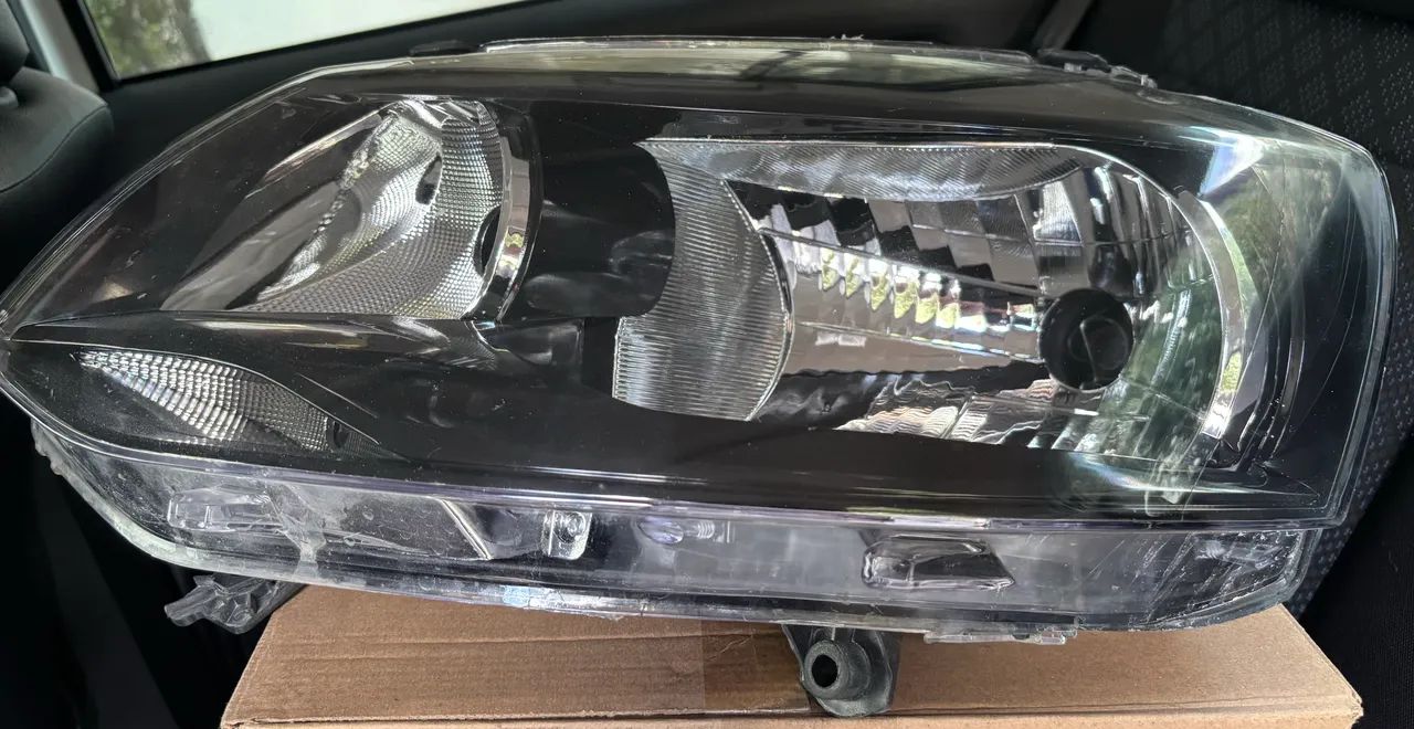 Farol Fox 2011 a 2014 lado esquerdo (motorista)