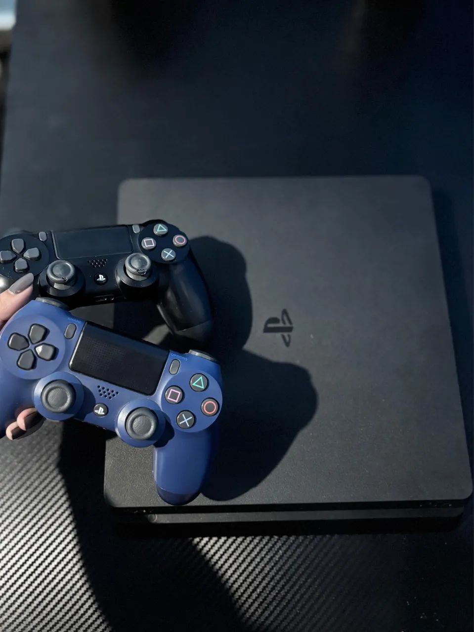 PS4 SLIM 1 TERA - 2 CONTROLES E 5 JOGOS  - Foto 5