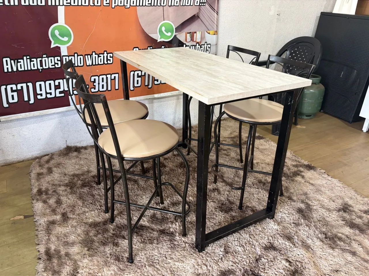 Mesa de ferro com 4 banquetas bem conservada ((ENTREGO GRATIS))