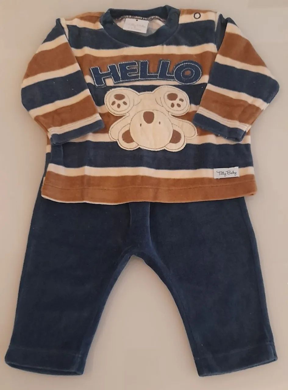 Conjunto em fleece Tilly Baby. Calça azul com elástico e Blusa listrada bordada