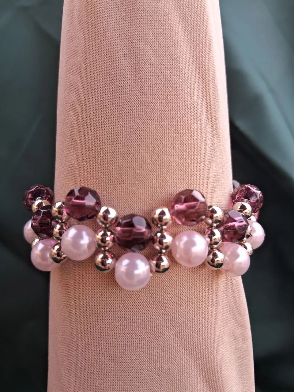 Pulseira de pérolas rose e cristais roxos