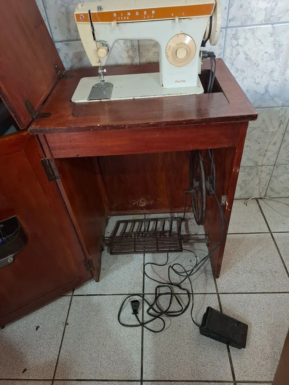 Máquina de costura antiga - Foto 5