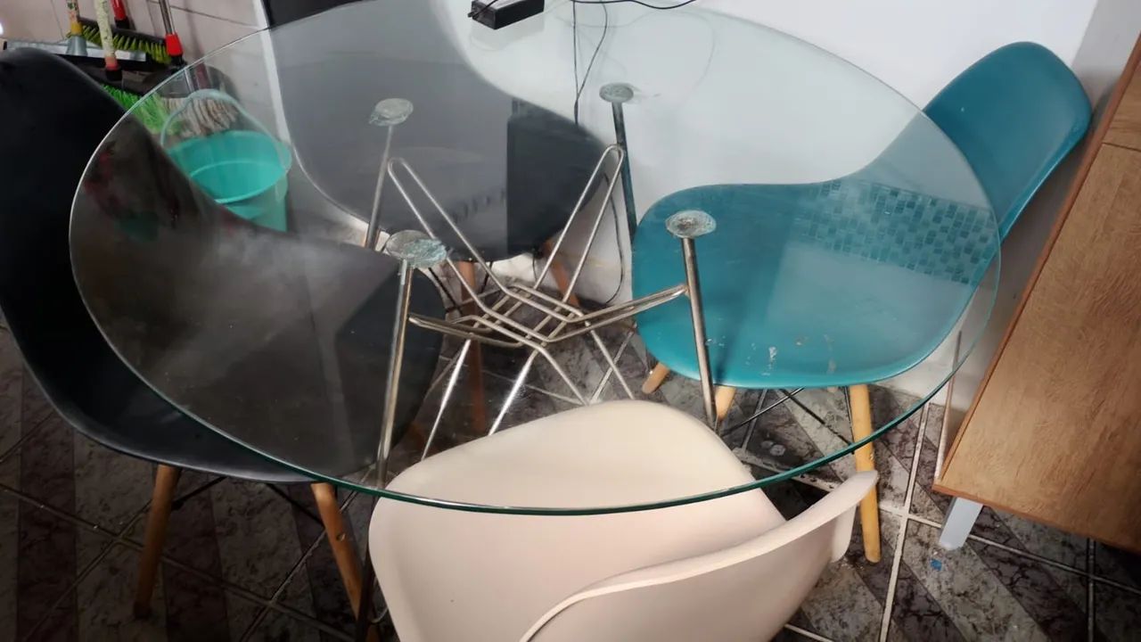 Vendo mesa e 4 cadeiras Eiffel a preço de desapego - Foto 3