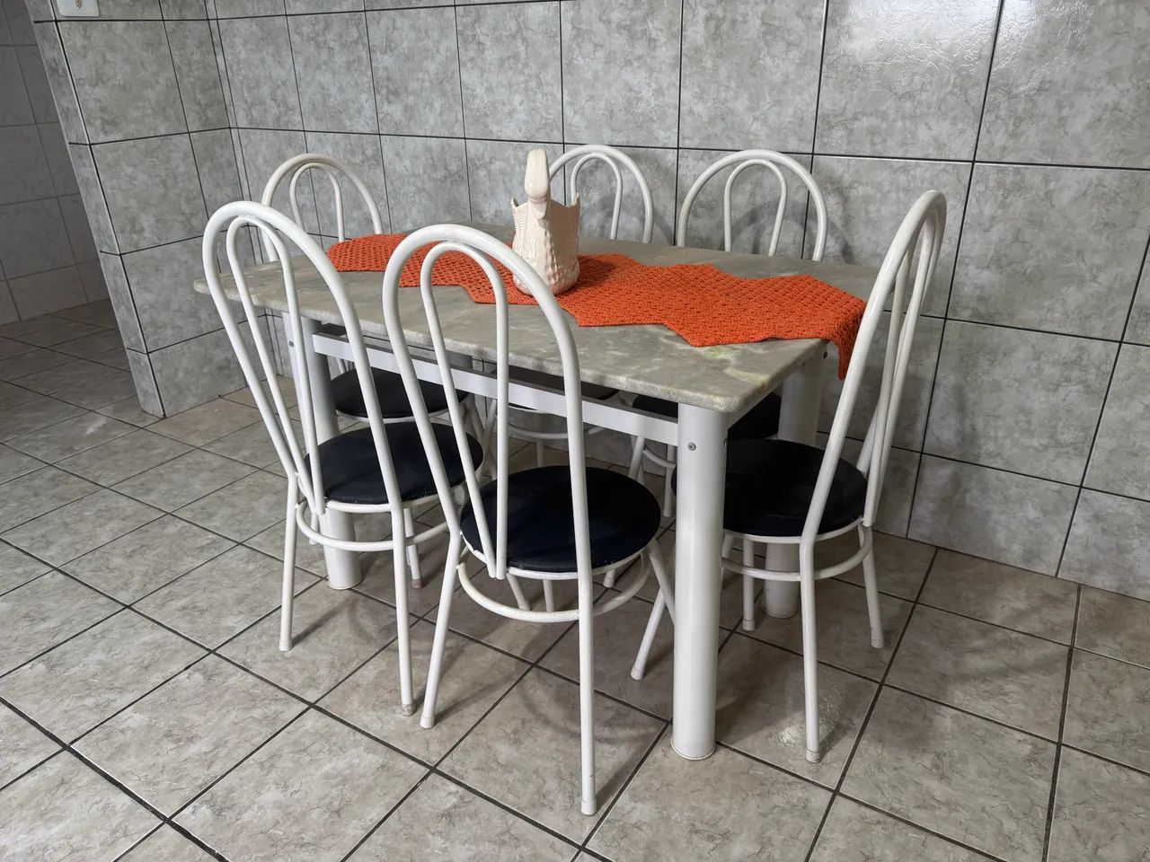Mesa de cozinha com tampo de mármore + 6 cadeiras - Ótimo estado - Foto 2