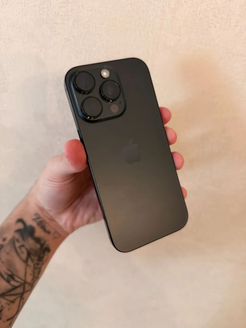 iPhone 16 Pro 128GB Black, bateria 93%.