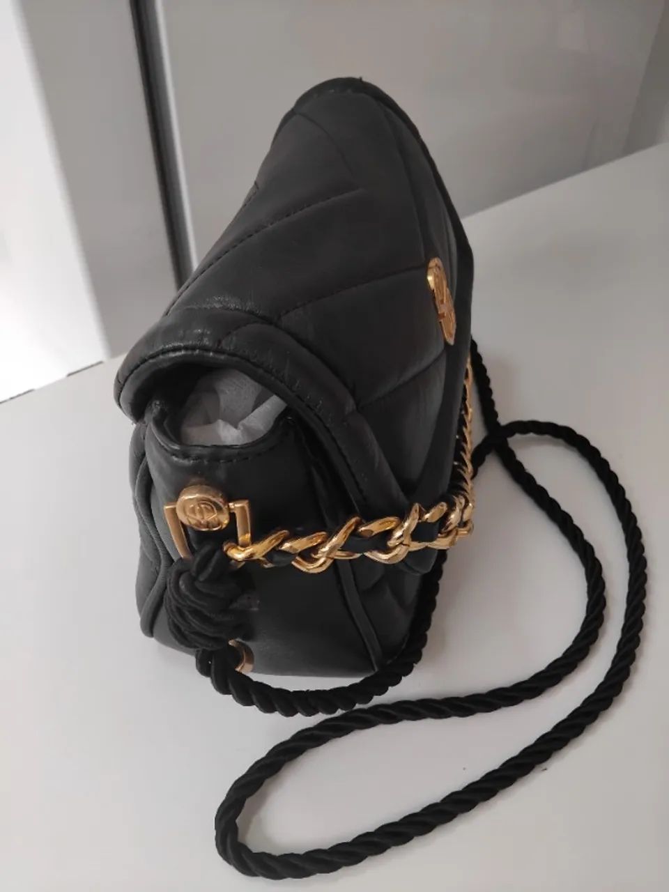 Bolsa Preta com corrente Dourada schutz  - Foto 4
