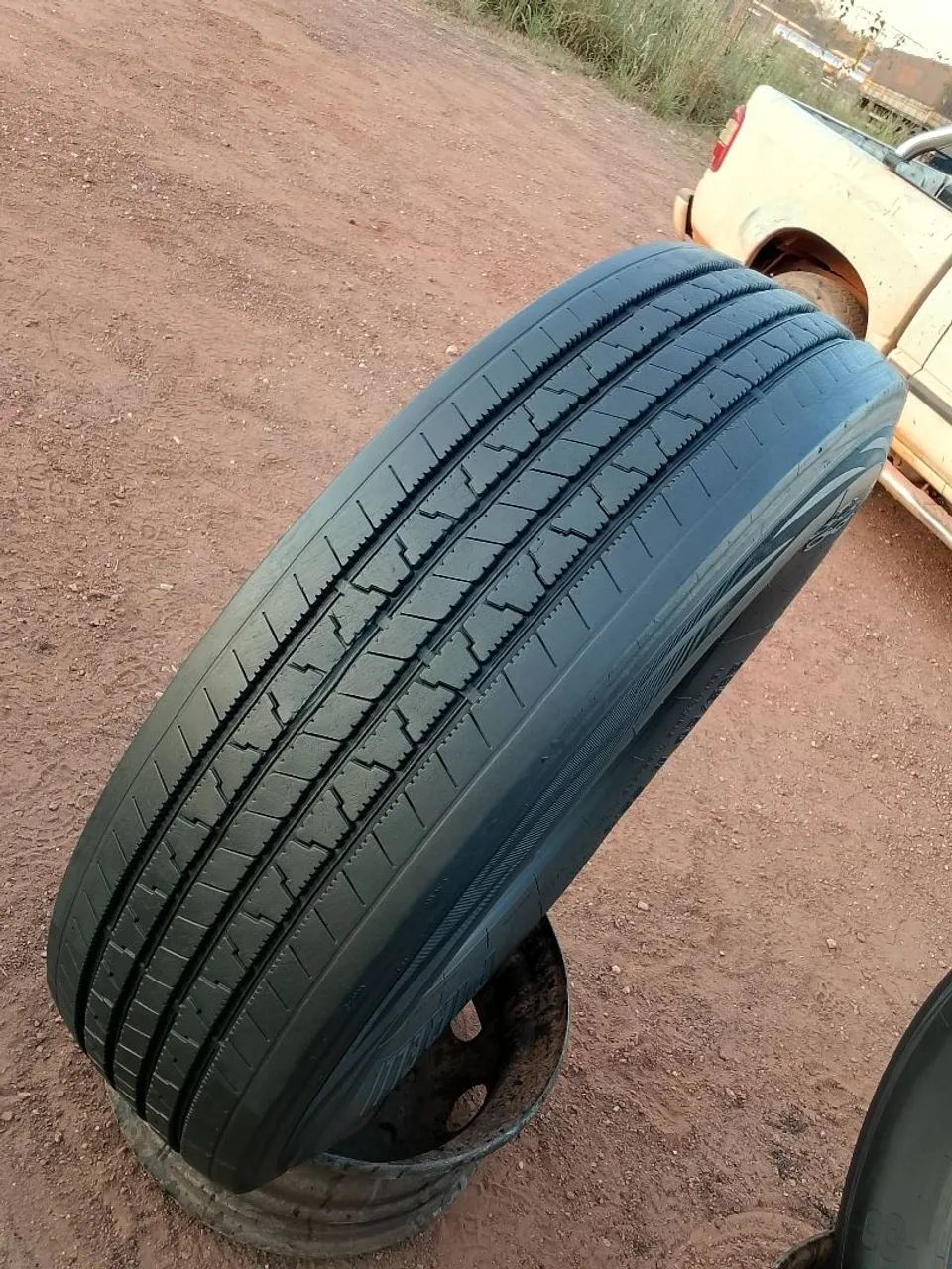 Pneus 295 recapado marca Pirelli  - Foto 2