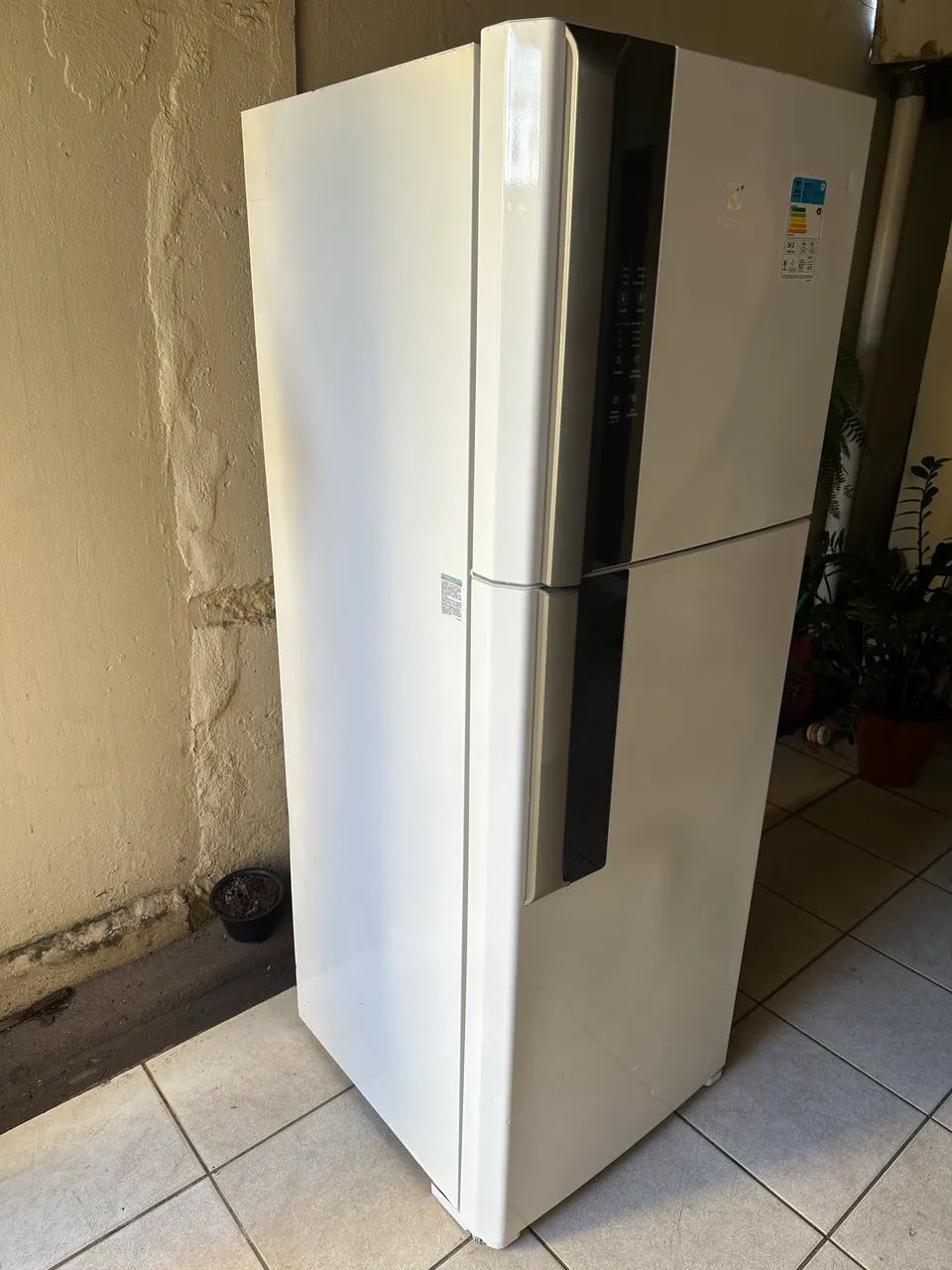Vendo uma geladeira Eletrolux frost free 474litos bem conservada (Entrego) - Foto 5