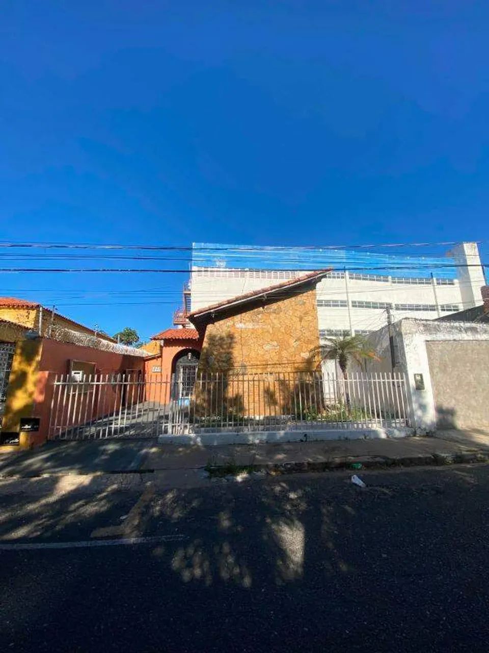 CASA COMERCIAL COM 02 VAGAS DE GARAGEM DESCOBERTA NO CENTRO. - Foto 3