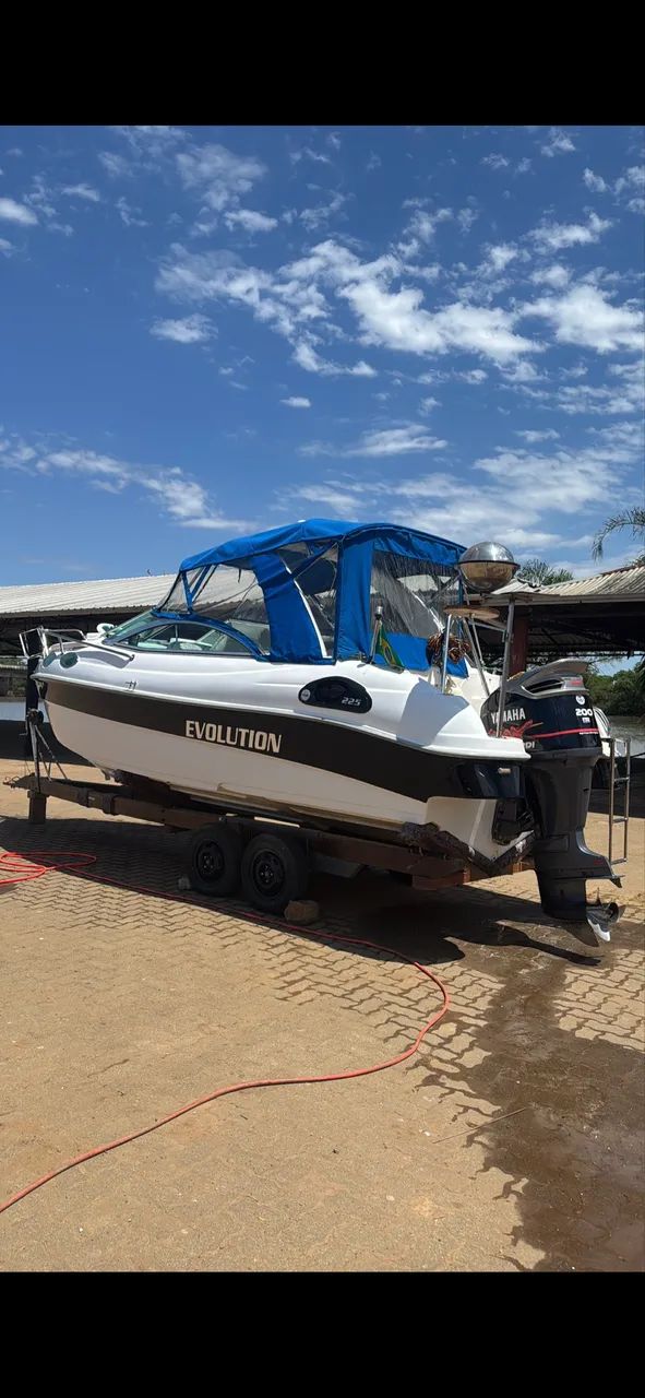 Lancha  Evolution 225 cabinada 