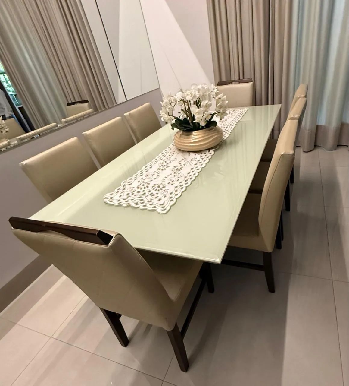 Mesa de jantar grande com oito lugares