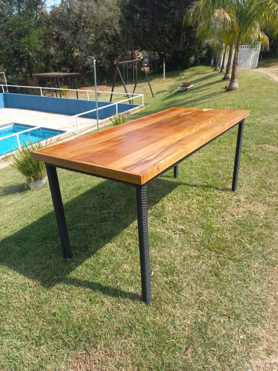 Mesa em fibra sintética 