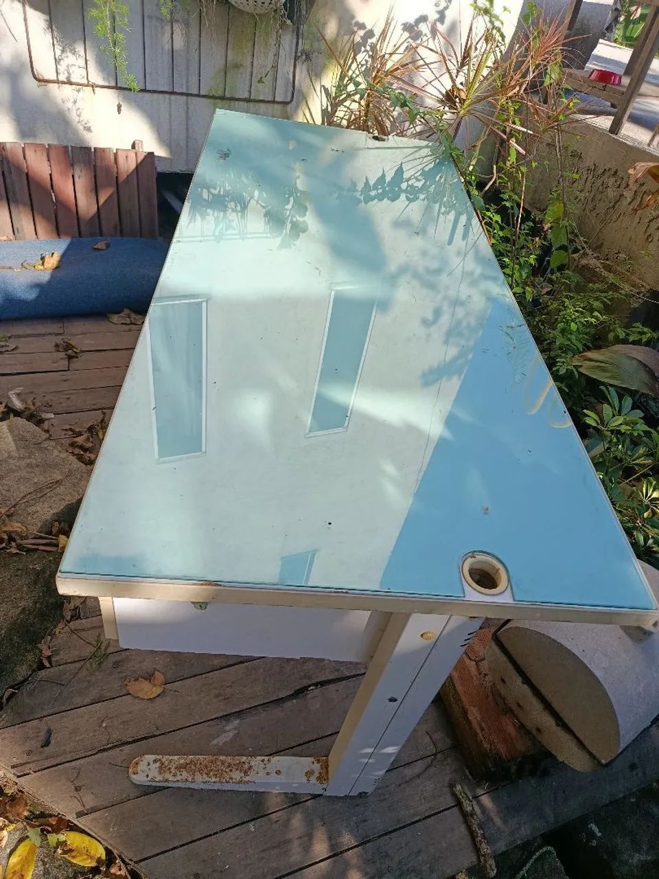 Mesa de escritório com tampo de vidro e 2 gavetas  - Foto 2