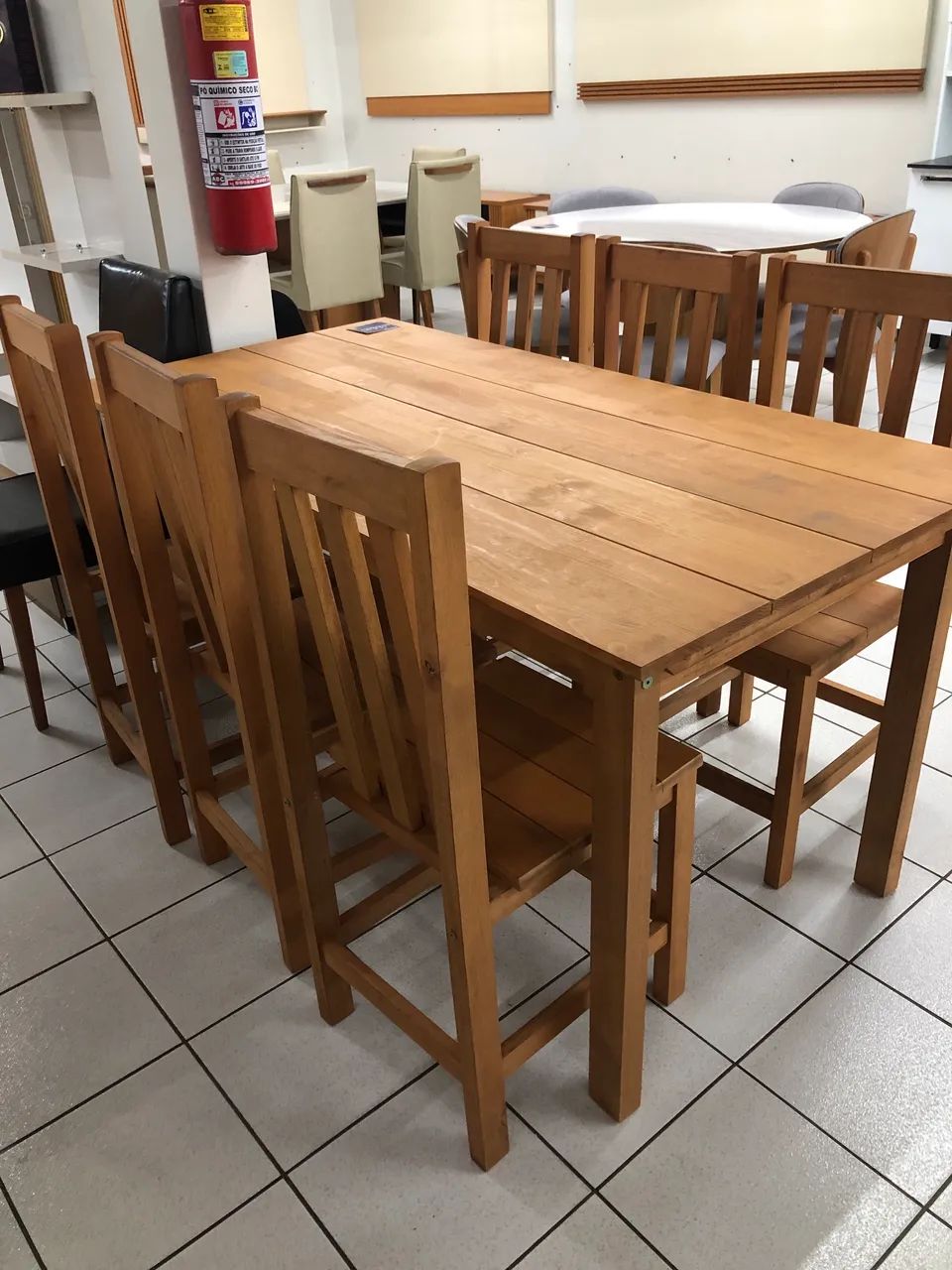Mesa de madeira com 6 cadeiras NOVA - Foto 4