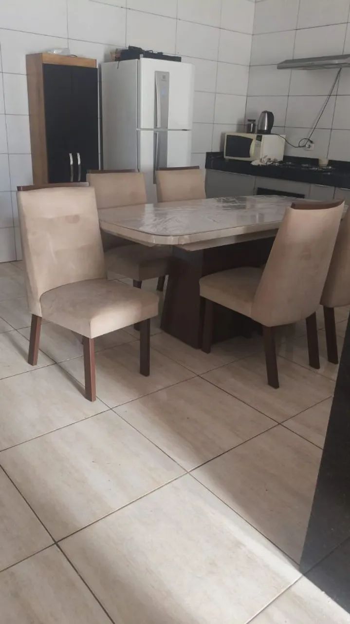 Vendo mesa 6 cadeiras, com vidro quebrado - Foto 2