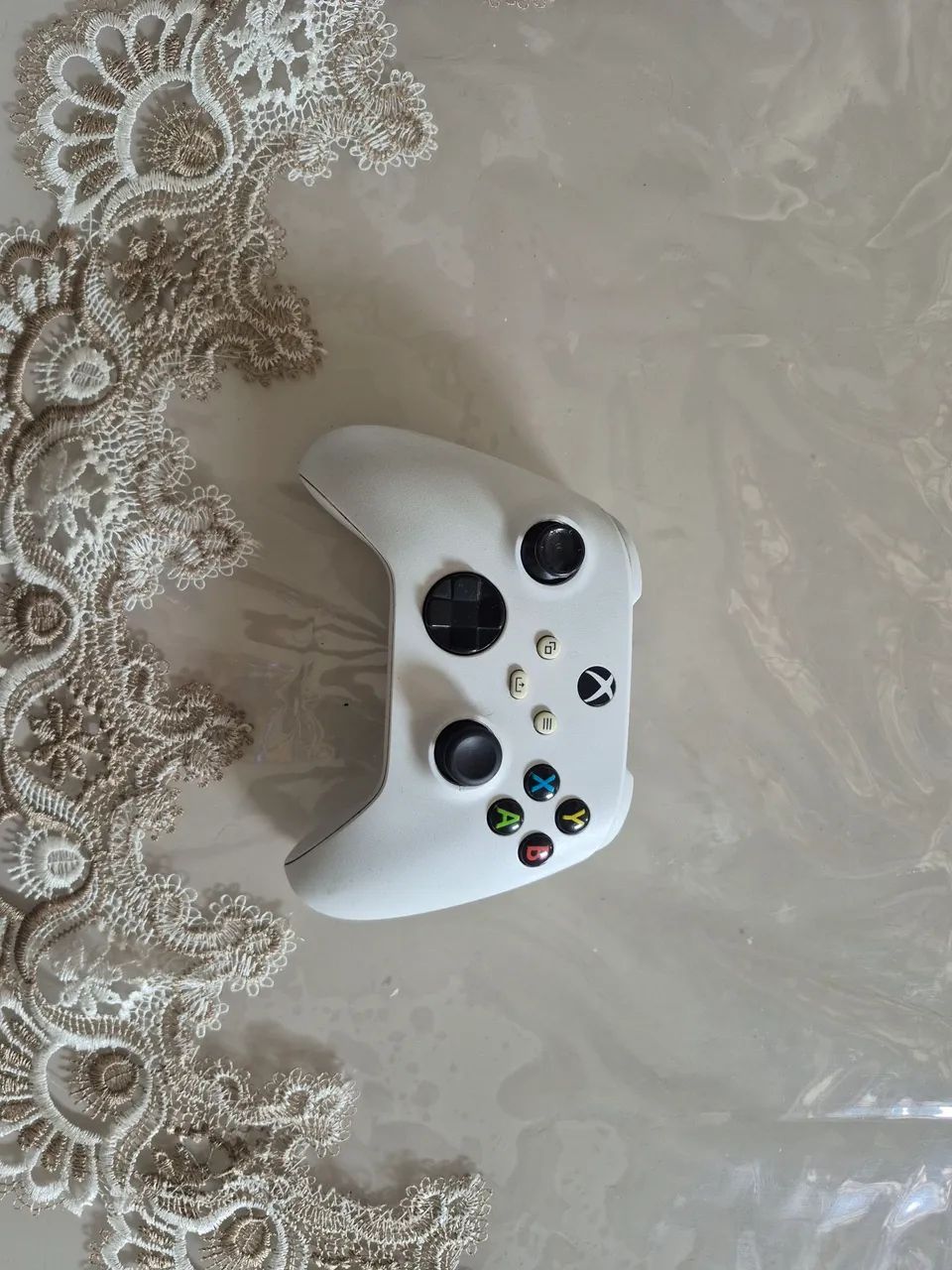 Vídeo Game Xbox One S, com uma manete e 2 jogos.  - Foto 2