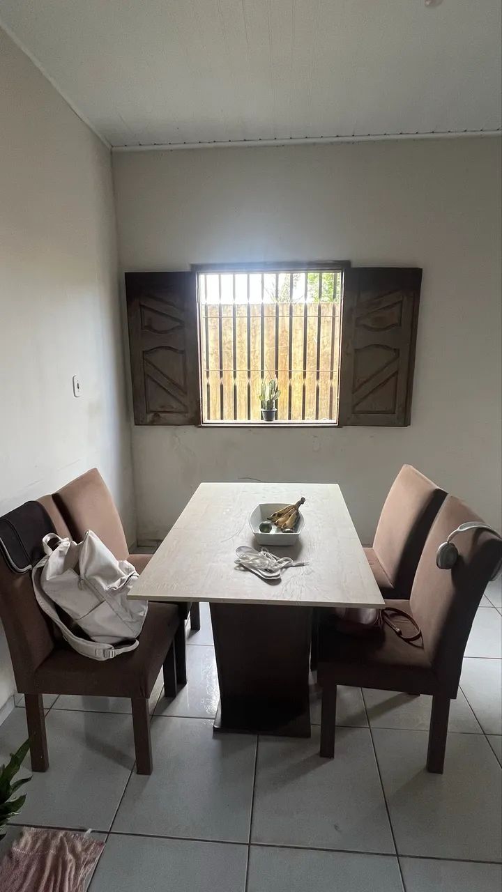 Conjunto de mesa com 4 cadeiras 