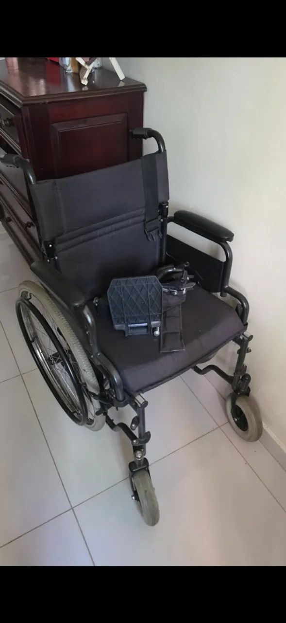 Cadeira de Rodas com Apoio para Pernas - Excelente Estado