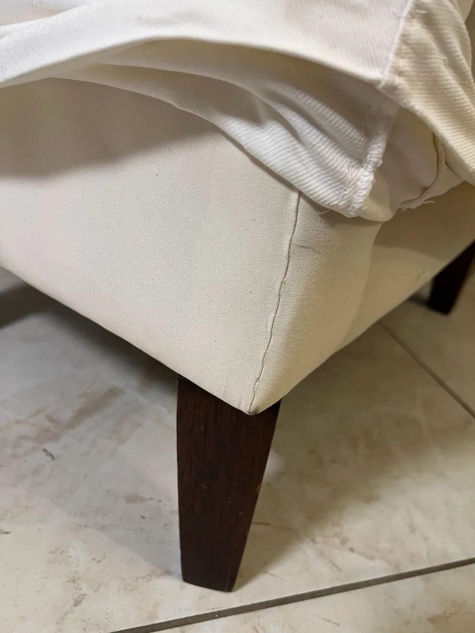 Poltrona com capa branca  - Foto 5