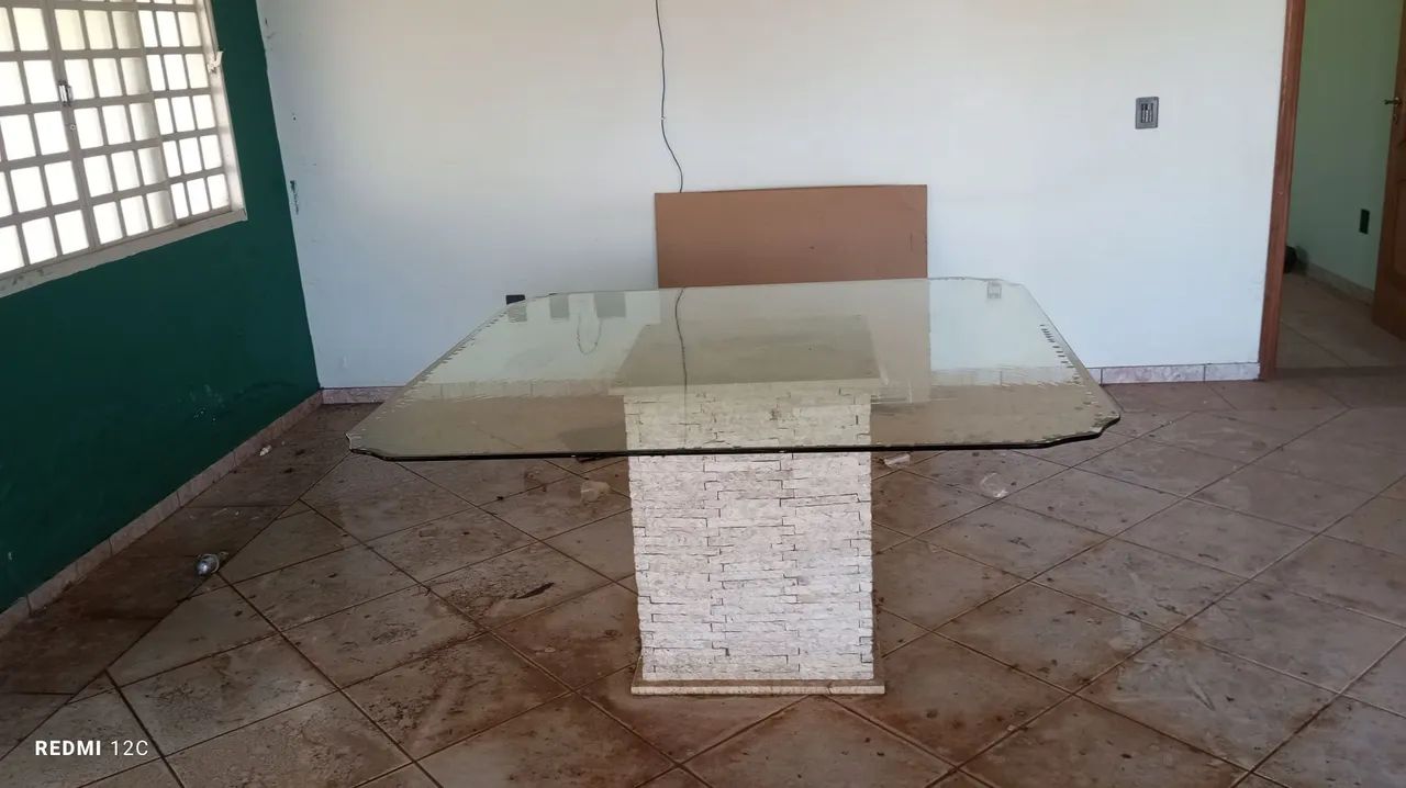 Mesa com tapão de vidro com base em mármore travertino 