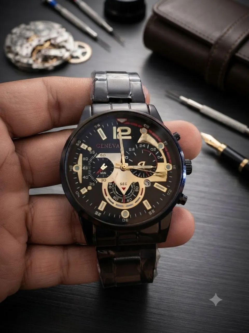 Relógio de pulso masculino com um design esportivo, robusto e moderno.