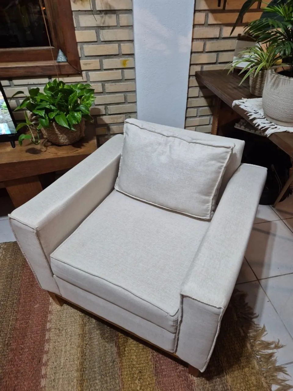 Poltrona Nina Retro Tecido Linho Cor Bege