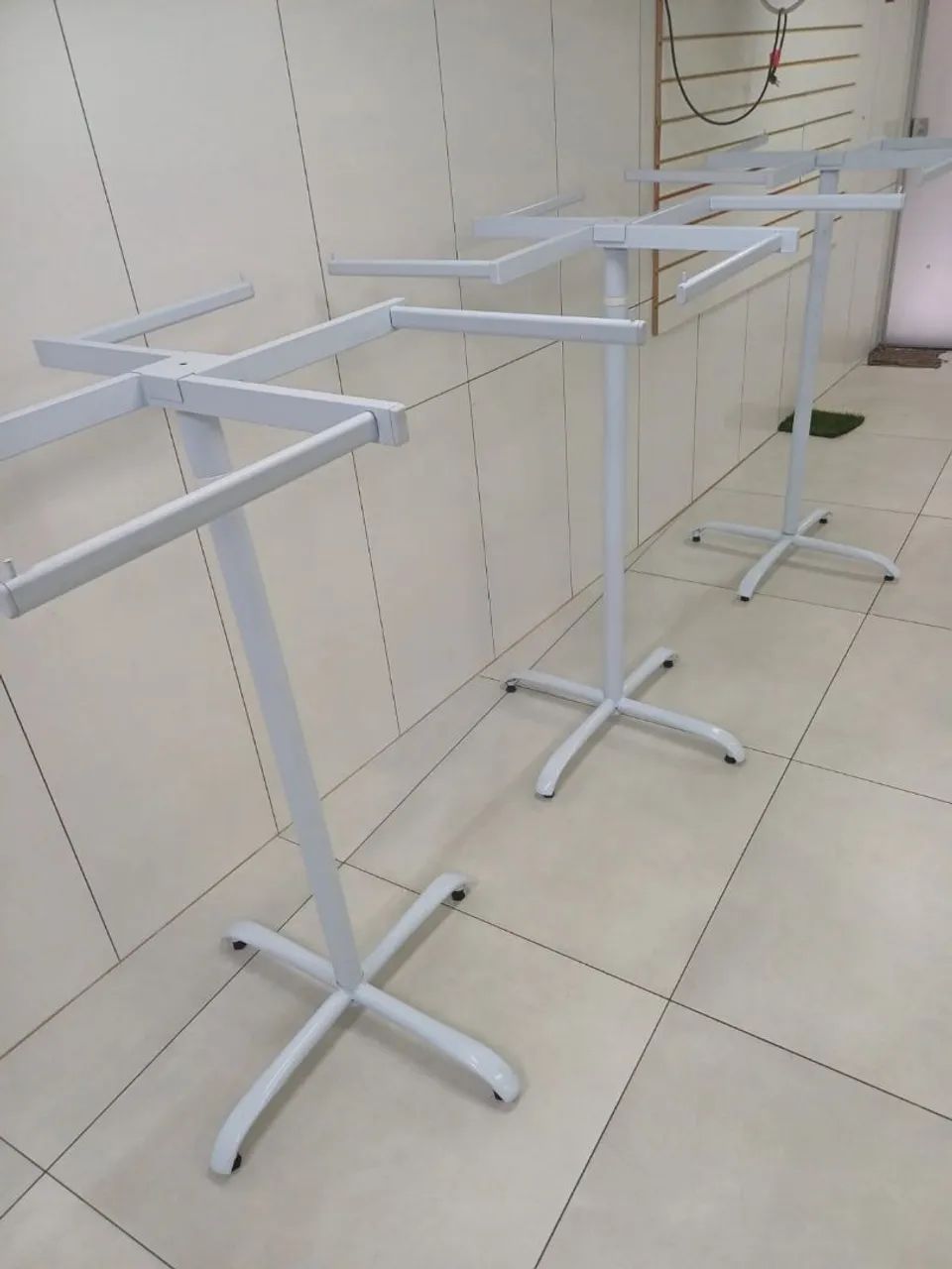 ARARA DE CHÃO  4 BRAÇOS GIRATÓRIA SEMI-NOVA
