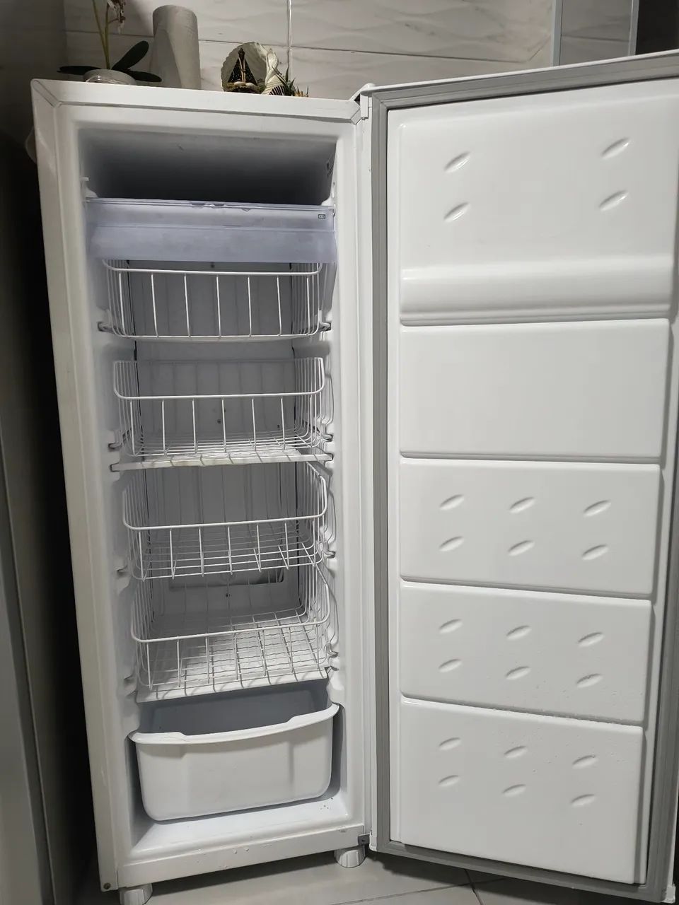 Freezer vertical Vcu18gb 121litros bem conservado  - Foto 5