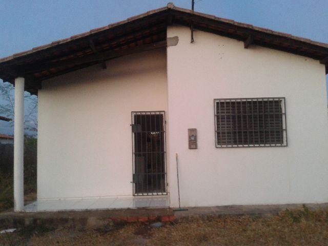 Alugo casa na zona sudeste, com 2 quartos, sala, cozinha, varanda e banheiro social