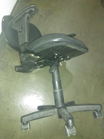 Vendo Cadeira Preta de Rodinhas Modelo Lucarelli - Foto 3