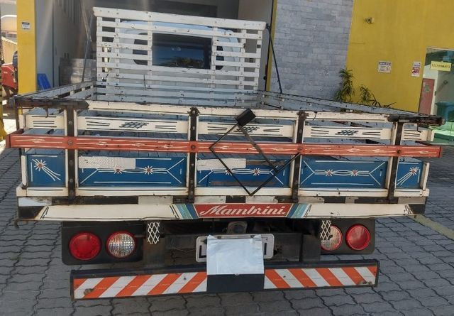 Kia Bongo K-2500 2.5 4x2 TB Diesel 2015/2016 com Carroceria de Madeira - Foto 5