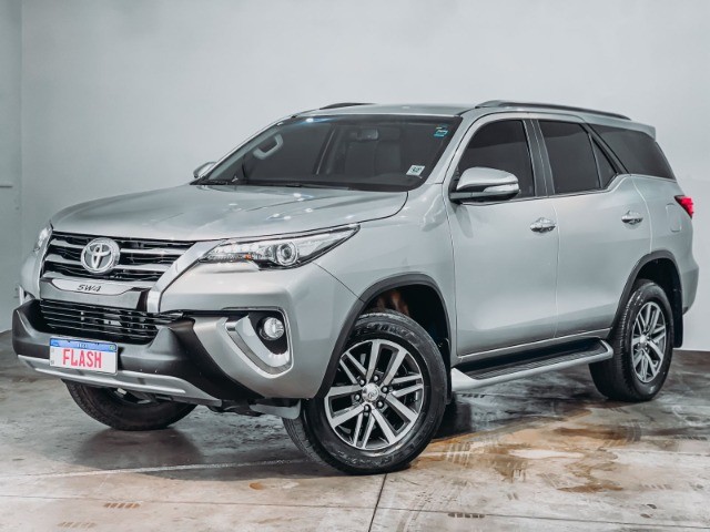 TOYOTA HILUX SW4 2.8 SRX 4X4 DIESEL AUTOMÁTICA 2017