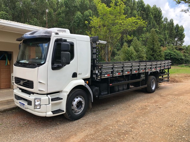 CAMINHÃO VOLVO VM210 4X2R ANO 2011